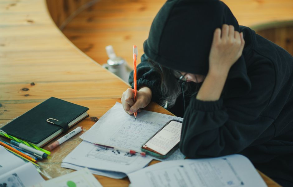 教育是一双在出站口举起的手